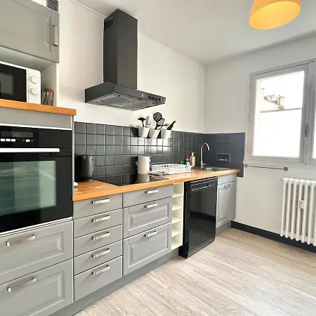 Large 3 Bedroom Parking And Fiber Apartment