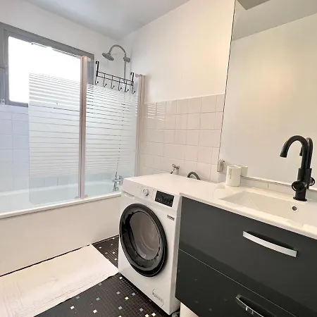 Large 3 Bedroom Parking And Fiber *