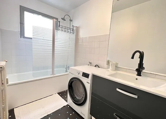 Large 3 Bedroom Parking And Fiber *