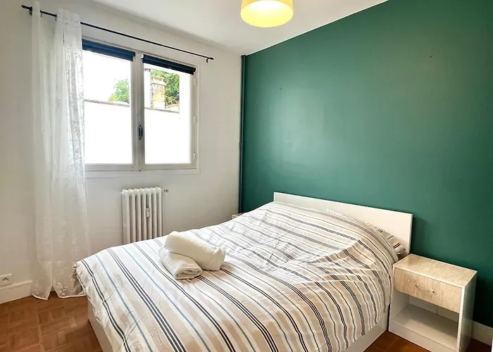 Large 3 Bedroom Parking And Fiber Apartment