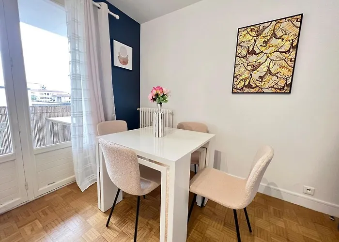 Large 3 Bedroom Parking And Fiber Appartement *